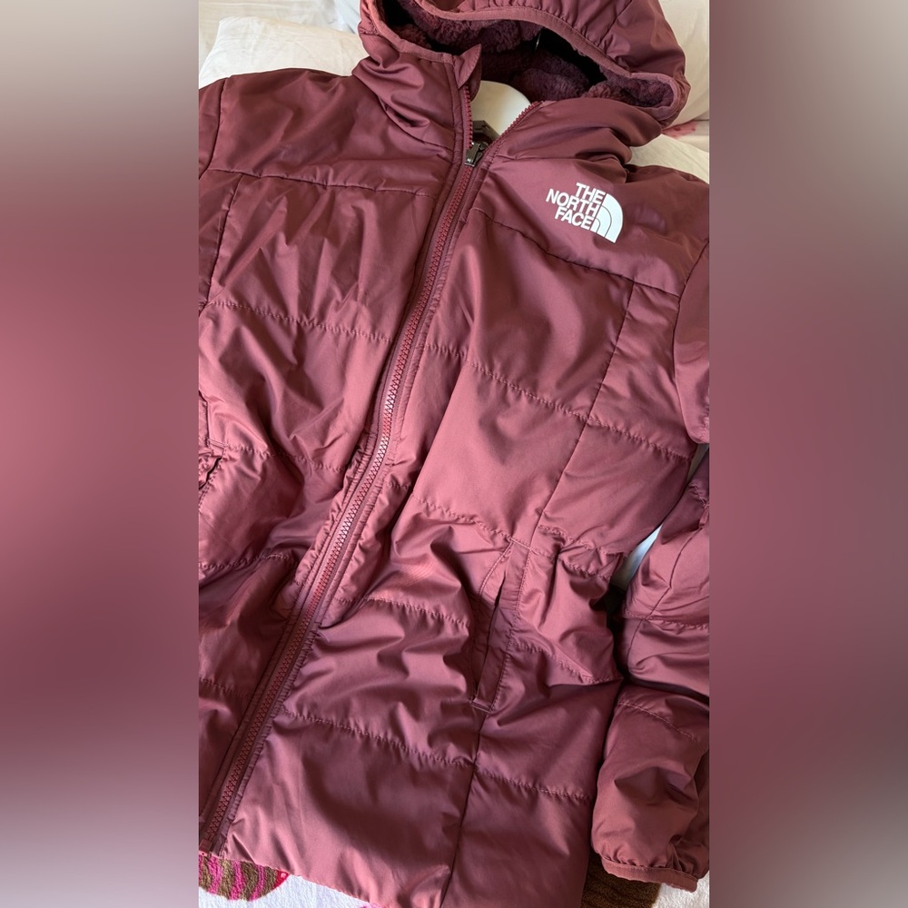 The North Face Girl’s Puffer Jacket in Rust/Burgundy - Picture 8 of 12